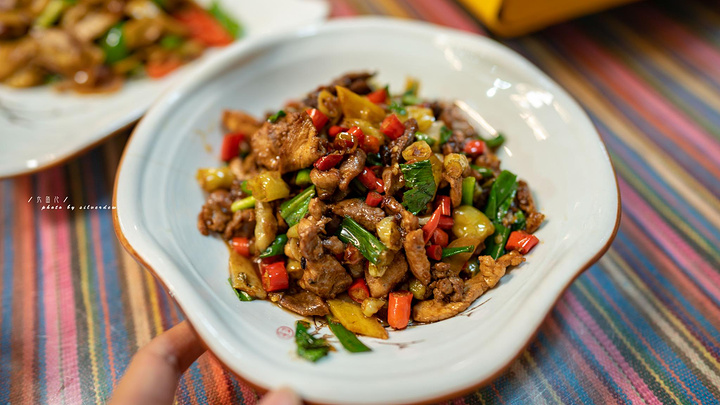 "美食推荐火锅怎能少了鲜牛肉，肉质鲜嫩，味道鲜美，蔬菜也必不可少，我们点了娃娃菜和豆尖。餐厅环境_我在大理等你"的评论图片