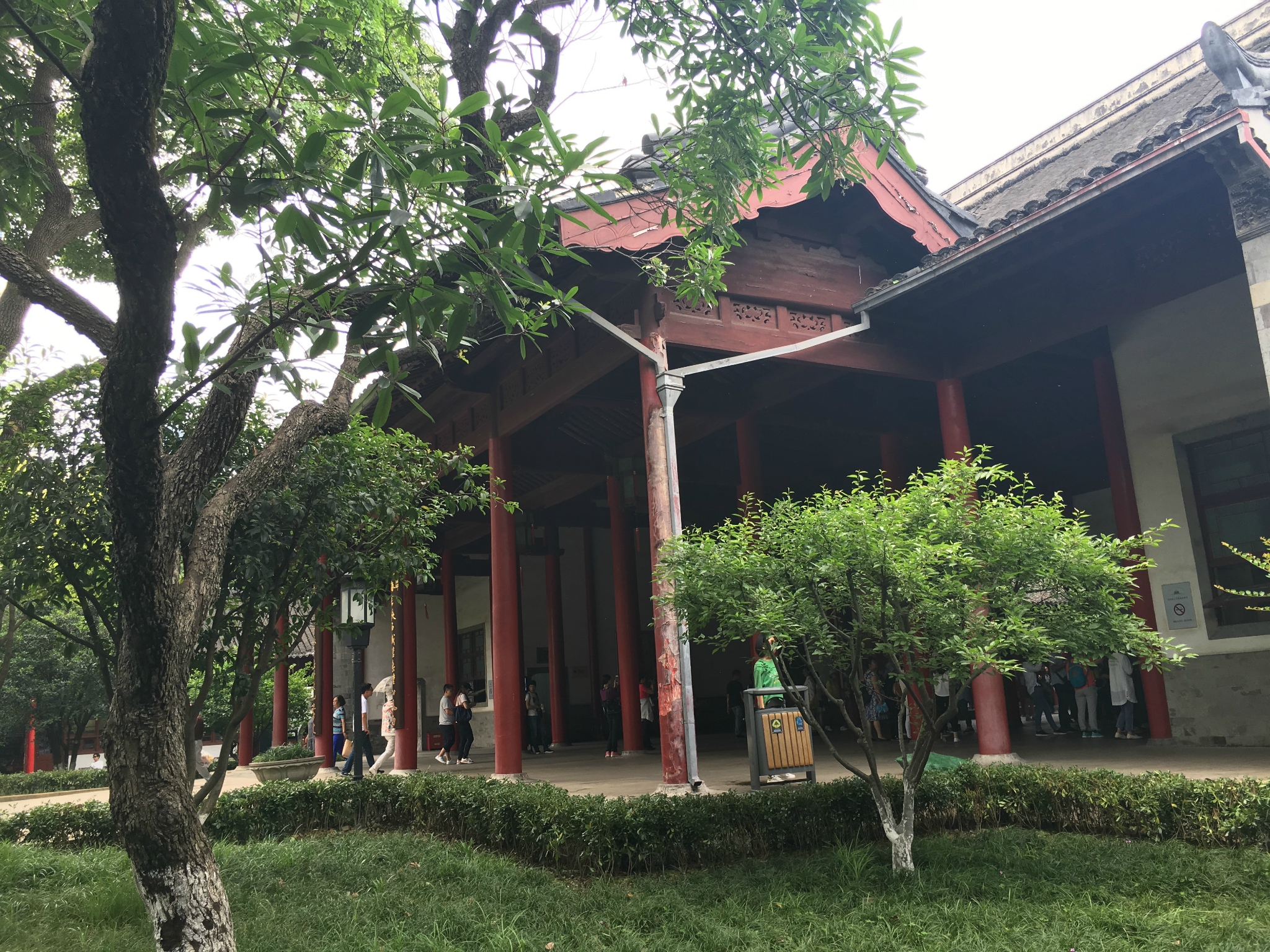 可以乘坐地铁2,3号线过去,到大行宫站下车, 5号口出口后右行过马路走