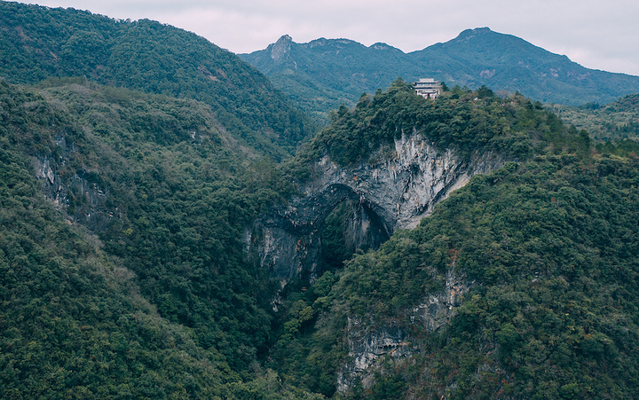不禁想起苏轼那句惟江上之清风与山间之明月耳得之而为声目遇之而成色