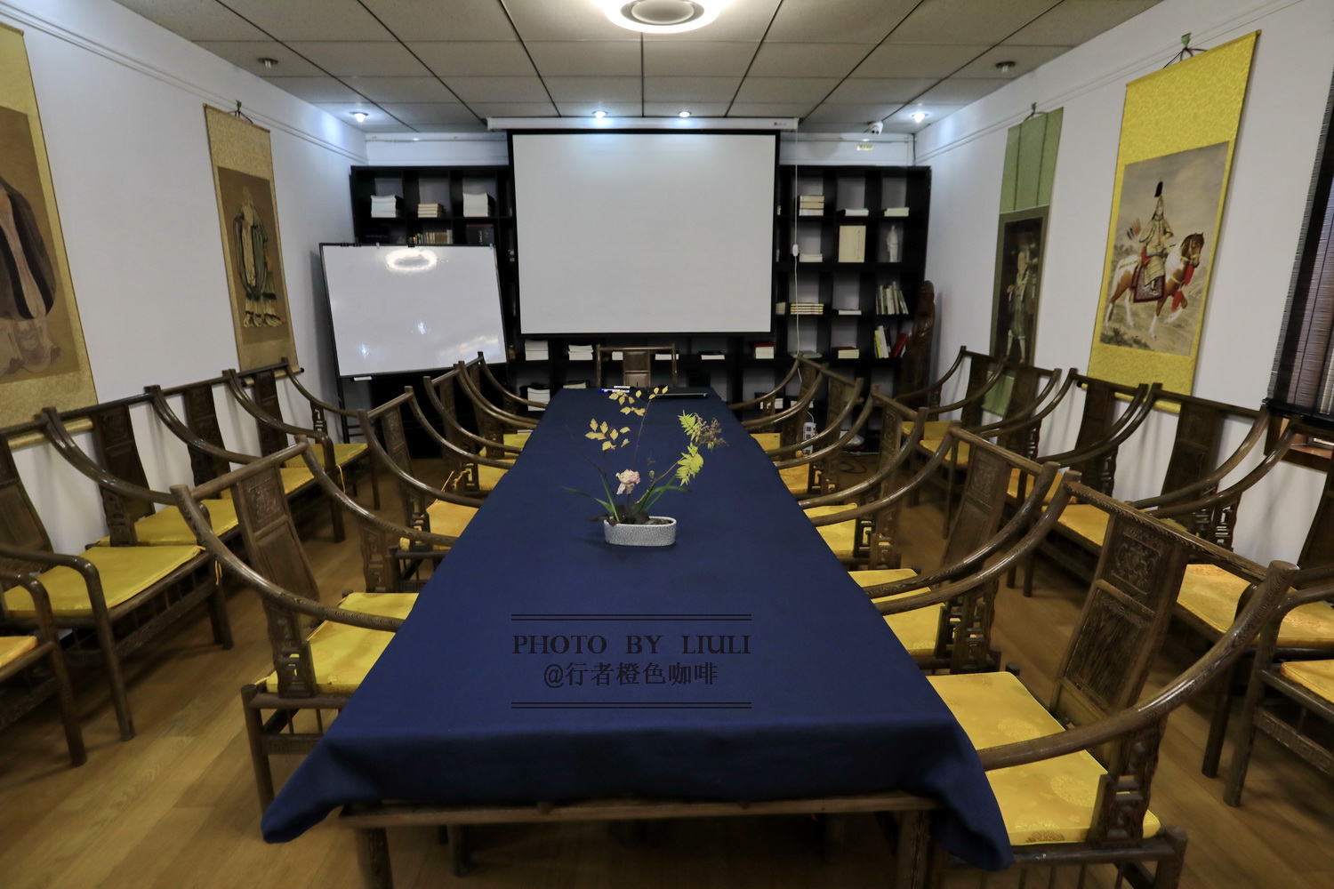 这处明亮的采光书房又透着一股清新的文艺气息