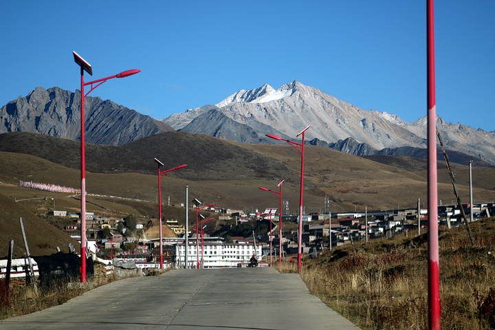 驱车直前八美镇,想看看另一角度的雅拉雪山. 远处不知什么寺