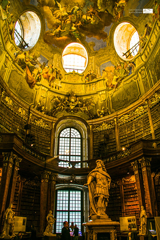 "这是一座非常大气奢华的巴 洛克 艺术建筑。历史的味 道真 的是厚重，特别喜欢橱柜里面老的地图_奥地利国家图书馆"的评论图片