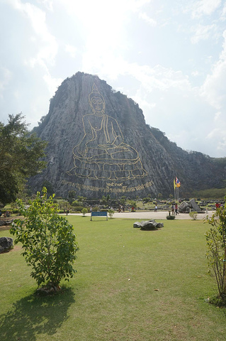 "对泰国当地人还是有点意义的，但是对于游客来说并没什么意思，就是去拍拍照片，周边也没什么可以逛逛的地方_七珍佛山"的评论图片