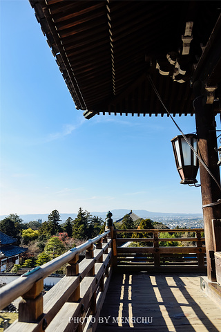 "通往二月堂的阶梯两侧满是石灯笼，上到二月堂的二楼，向西的楼廊可以俯瞰整个奈良的风景。门票：免费_二月堂"的评论图片