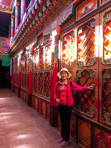 "德格最值得一看的就是德格印经院，素有“藏文化大百科全书”、“藏族地区璀璨的文化明珠”、“雪山下..._德格印经院"的评论图片