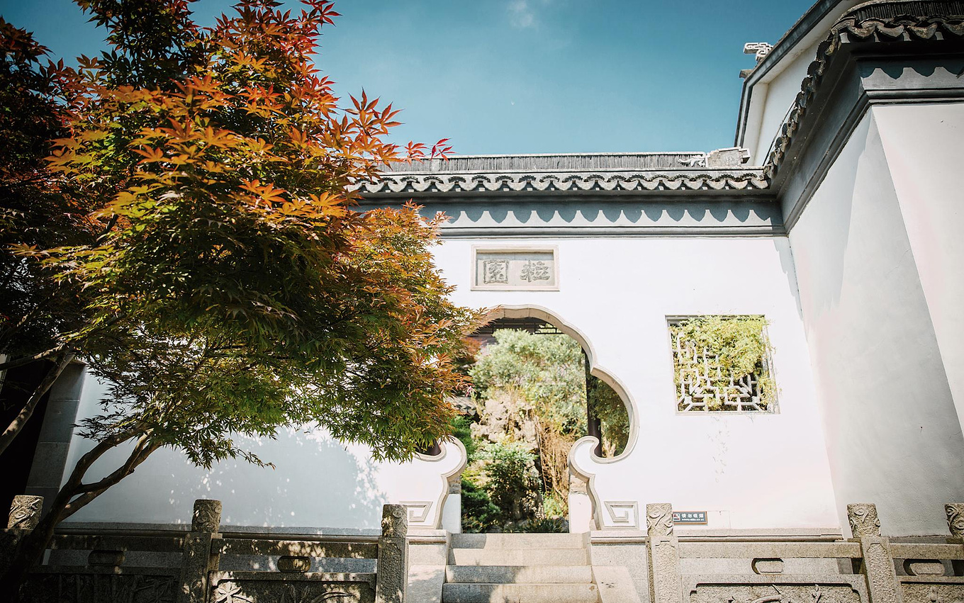 假山等等景观框成了一幅画,融合在了造园的艺术当中,这也是苏州园林中