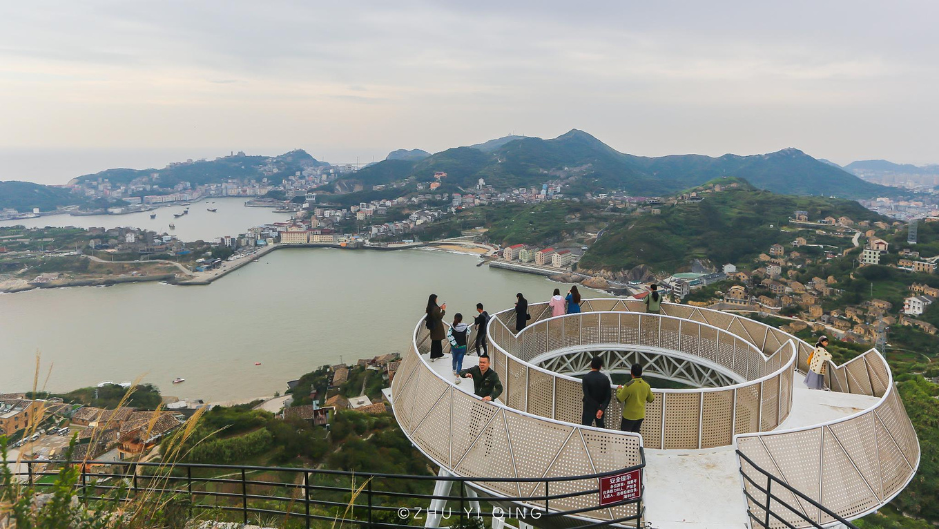 觀景臺呈圓形,是360度環繞型觀景臺,在很大程度上方便了我們欣賞石塘