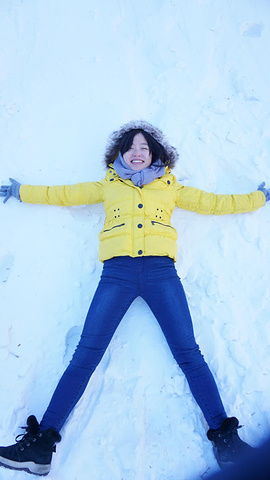 "强烈推荐在雪地里躺下拍一张电影风格的美照，太纯洁和美好啦！然而雪地里的照片真的是超自然的小清新风格呀_长白山景区"的评论图片