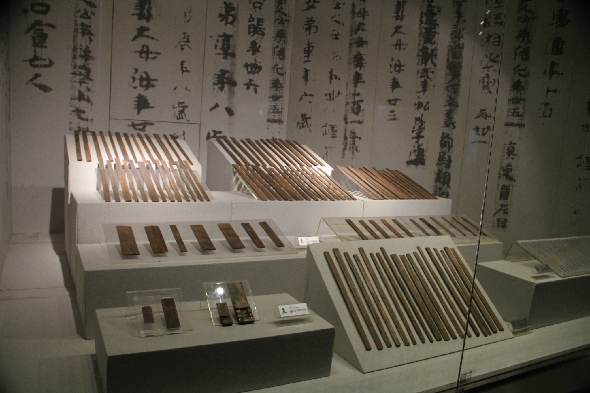 凭借本人有效证件领取参观券免费参观博物馆分为二层参观的游人不是