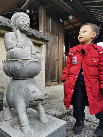 "走在曲径通幽的石板坡道上，一路连绵着保留了红壳格子和虫笼窗式的古老町家建筑，极具韵味_三年坂二年坂"的评论图片