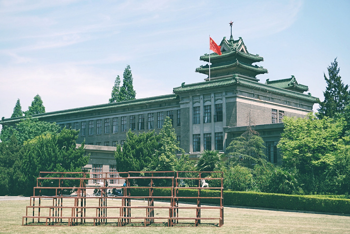 "作为南农的标志性建筑，当主楼的草坪慢慢变成绿茵地毯时，又到了毕业季说再见的时候了_南京农业大学"的评论图片