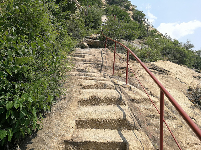 "【小提示】碣石山不高但非常险峻，夏日登山建议带2瓶水，山上多为岩石少高大树木，注意防晒_碣石山景区"的评论图片