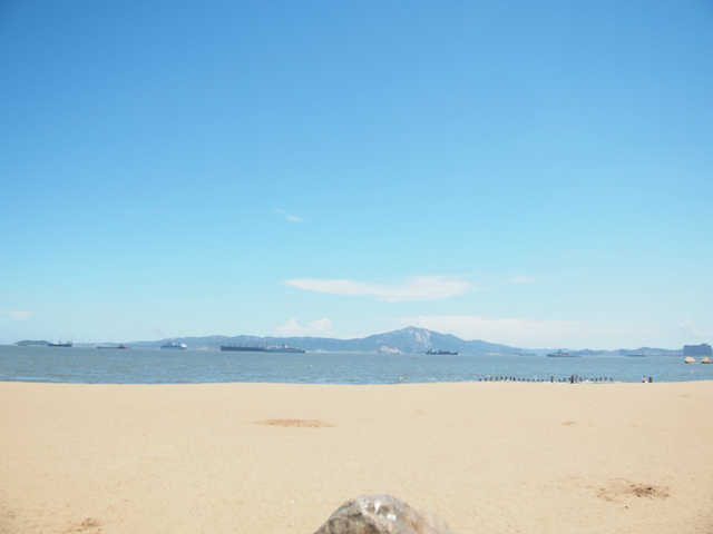 "实名举报黄厝海滩的这块石头，太扎人了……大家去海边玩，光脚一定注意安全！披肩啥的凹造型真的超好用_黄厝海滩"的评论图片