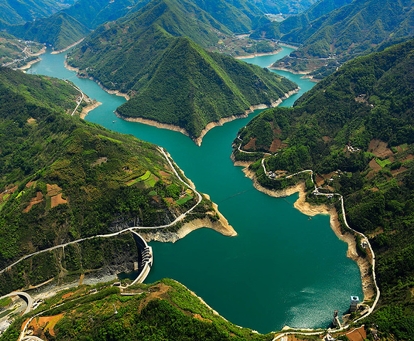 镇开车途径蔺河镇,沿路直开,可以欣赏到宏伟建筑蔺河大坝,碧水南宫湖
