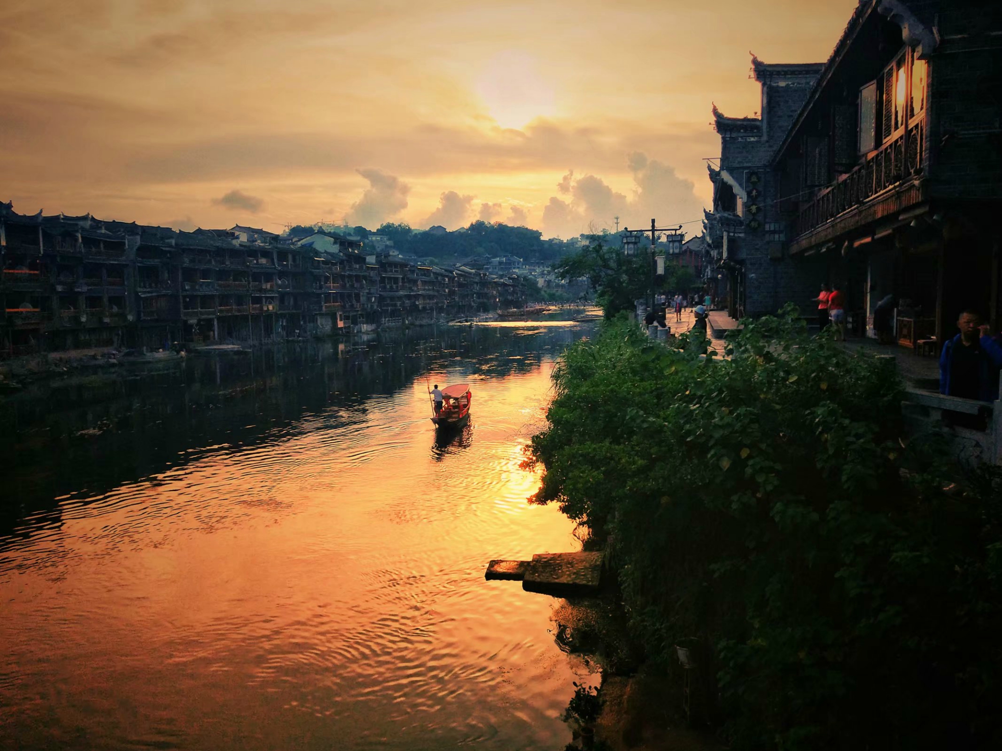 据说沈先生的骨灰一半葬在了墓地,一半由儿孙撒入了沱江