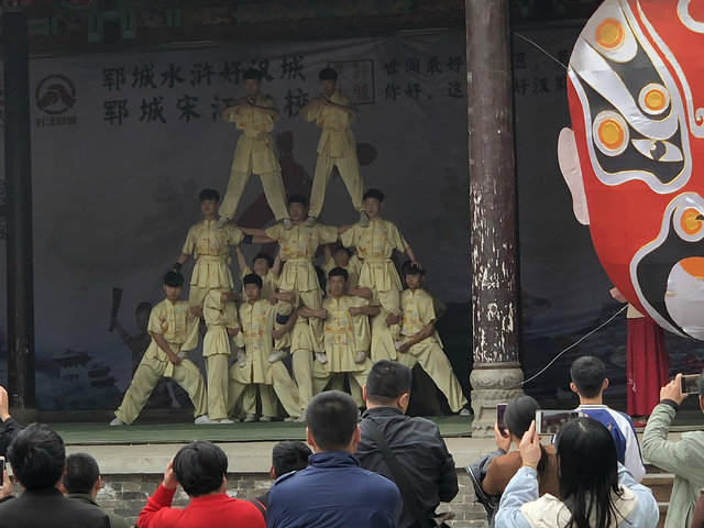 "水浒好汉城，是郓城当地唯一的4A级景区，它是包括宋江武校的武术交流、水浒文化街风情展示和狗娃艺..._水浒好汉城"的评论图片