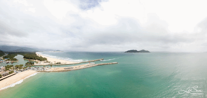 三亚的海岸线很特别这里的海浪似乎显得有点凶狠从三亚湾以东开始大