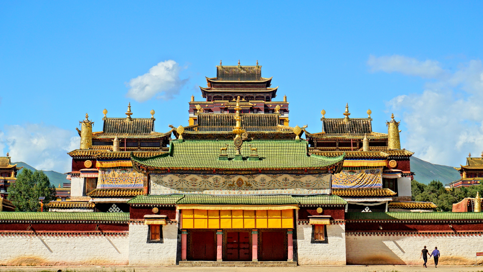 各莫寺又称慧园寺是阿坝州藏传佛教三大格鲁派寺院之一也是一座显密