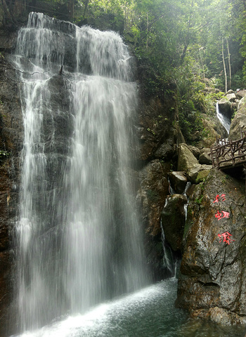 "山顶上的湖被称为“仙湖”，湖中耸立着蓬莱、方丈、瀛台三个岛屿。仙人洞位于广东省西南部茂名市的高州市_高州仙人洞景区"的评论图片