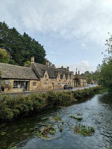 "早看到对英国的著名景点介绍都少不了这个建于十四世纪、现在仍然有居民居住的“英格兰最美乡村”--..._阿灵顿排屋"的评论图片