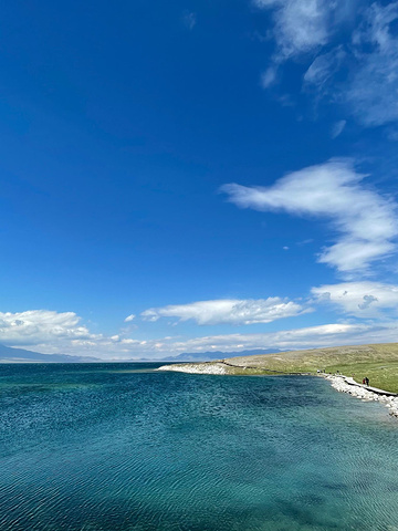 初见赛里木湖我们又被这美景惊艳到了沿途的风景也十分漂亮车窗中的