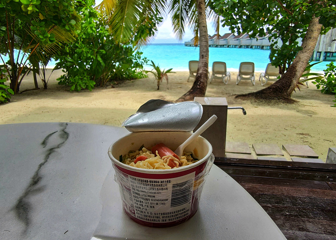 "在岛上吃到最好的还是自己带的方便面，真是后悔没听媳妇的话多带一些国内的零食过来_库拉玛提岛"的评论图片