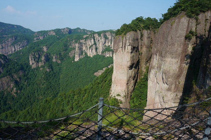 "景色确实非常不错。神仙居横跨的面积很大，周围众山巍兀独立，险峻无比_神仙居"的评论图片