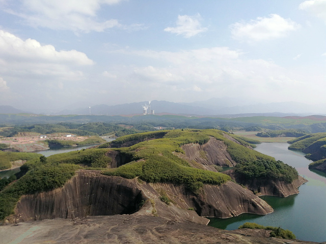 "高椅岭是一个绝对值得一去再去的好地方，经典的丹霞地貌，山水犬牙交错，奇形怪状，不是鬼斧神工，而..._高椅岭旅游区"的评论图片