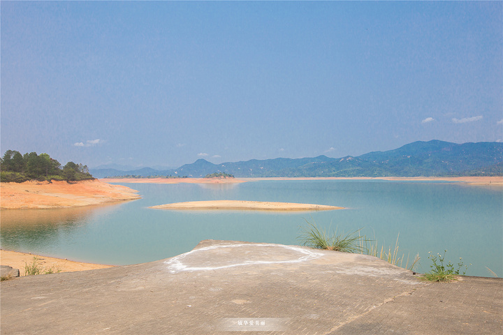 之前在马尔代夫旅行时,曾经航拍过当地的无人沙洲岛,仿佛沧海遗珠一样