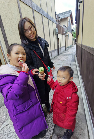 "走在曲径通幽的石板坡道上，一路连绵着保留了红壳格子和虫笼窗式的古老町家建筑，极具韵味_三年坂二年坂"的评论图片