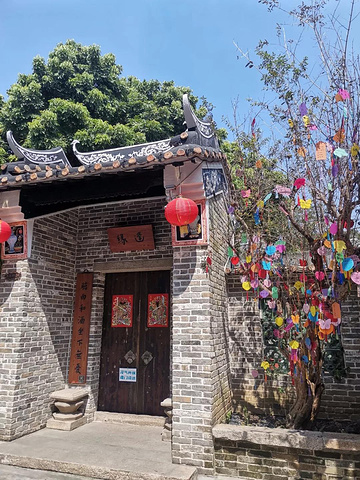 路过一个美食小巷,里头有卖这边地域的特色食物,比如鲮鱼线和均安蒸猪