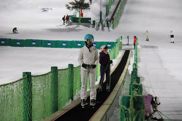 "玩雪也很有趣，有德国“旱地雪橇”，途中穿越9座高架桥，1条百米隧道，全程长达1318米，从山顶..._南山滑雪场"的评论图片