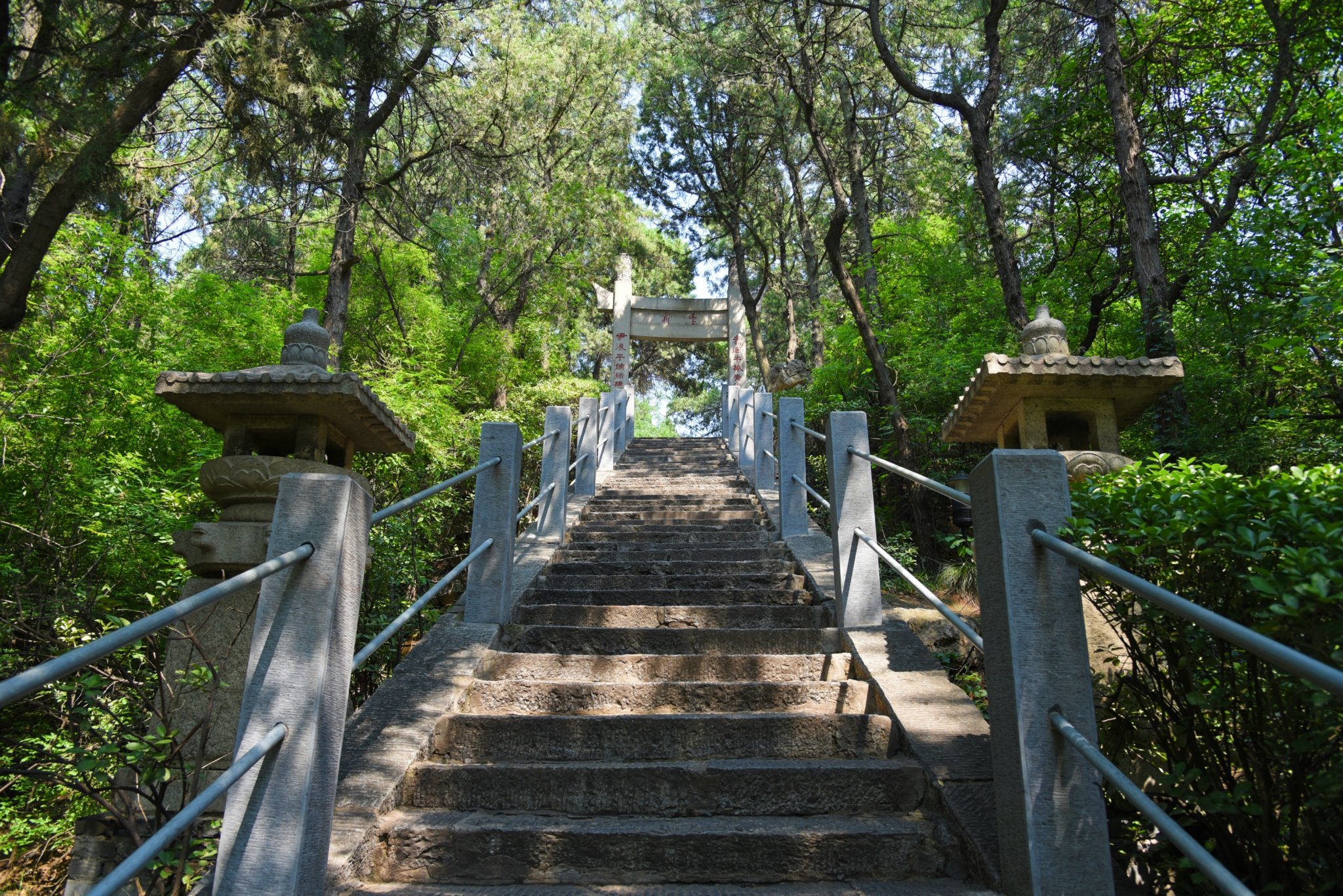 白园,位于洛阳龙门风景名胜区东山琵琶峰上,是唐代诗人白居易的墓园.