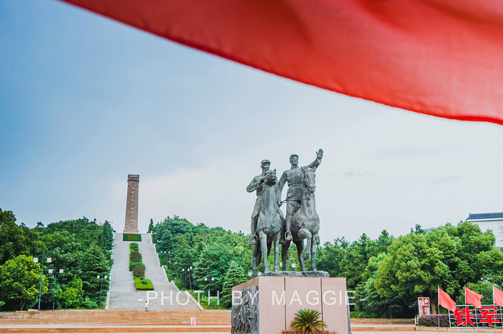 "与它一路之隔的苏南抗战胜利纪念碑，素有“碑前放鞭炮，空中响军号”的一绝之称_苏南抗战胜利纪念碑"的评论图片