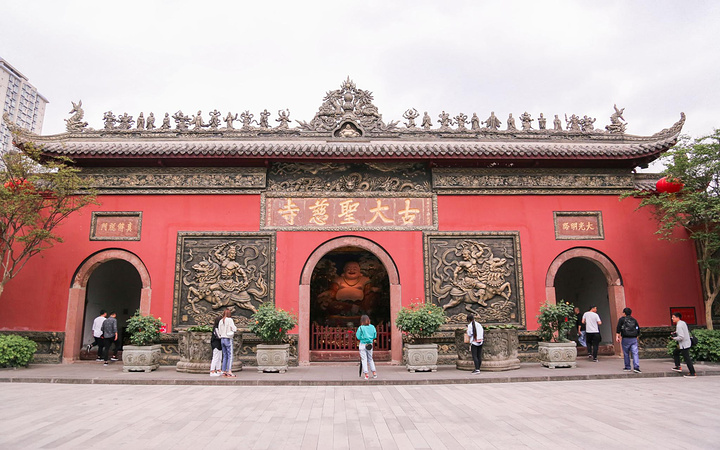 在太古里的负一层有一个非常高逼格的书店叫方所充满