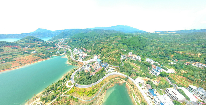 "宽阔的湖面、零星散落的岛屿、远处的青山，让白廊镇如隐藏的一处世外仙境，远离尘嚣，引人向往_白廊景区"的评论图片