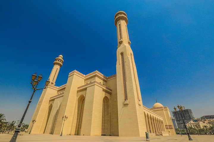 "麦纳麦大清真寺是唯一带有颜色顶的大清真寺，同时容纳7000人！第二天早上去的大清真寺_法塔赫清真寺"的评论图片