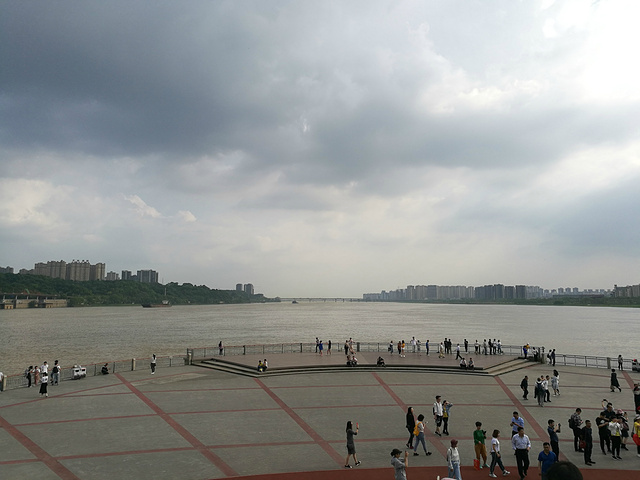 " 这里说的洲头广场，就是橘子洲的尽头，从这一头看两边，湘江的宽度瞬间大了很多，也是湘江内较好的观景台_洲头广场"的评论图片
