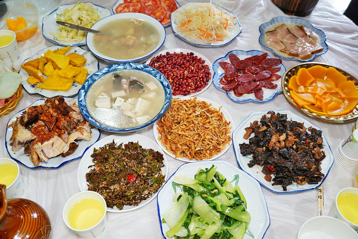 晚上来摩梭人家里走婚宴,尝尝摩梭民俗菜,味道还不错.