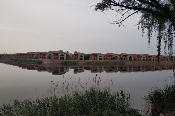 雄安新区白洋淀温泉城旅游码头在这里右转直行过桥左转就一条路车来车
