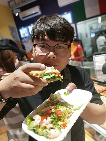 海鲜披萨很好吃。冰淇淋好吃。西班牙广场街头