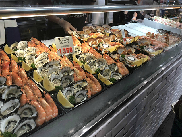 "在旁边的餐馆点了一顿海鲜大餐做Brunch。配上刚刚买的新鲜的生蚝和生鱼片澳洲的水果不算便宜_悉尼鱼市场"的评论图片