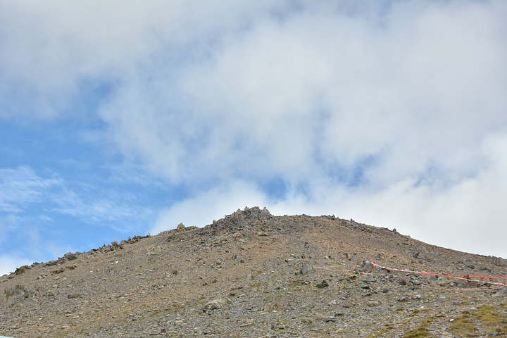 "...垭口海拔高度为5130米，是川藏南线上海拔第一高度的垭口，夏季草坪青绿，牦牛成群，风光极为美丽_东达山"的评论图片