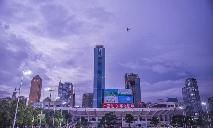 "在时尚天河附近的天河体育广场看夜景也很不错，可以远距离欣赏 广州 塔_珠江"的评论图片