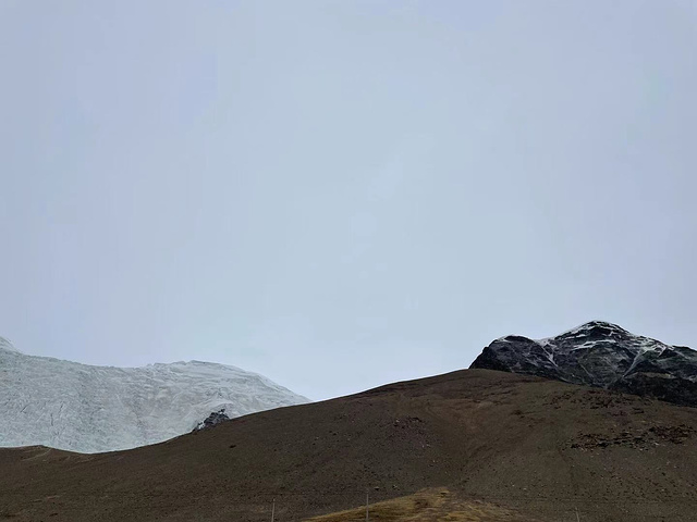 "...拉冰川属于高原地区，海拔5000多米，容易出现高原反应，如需前往，请务必提前防范，以免发生意外_卡若拉冰川"的评论图片