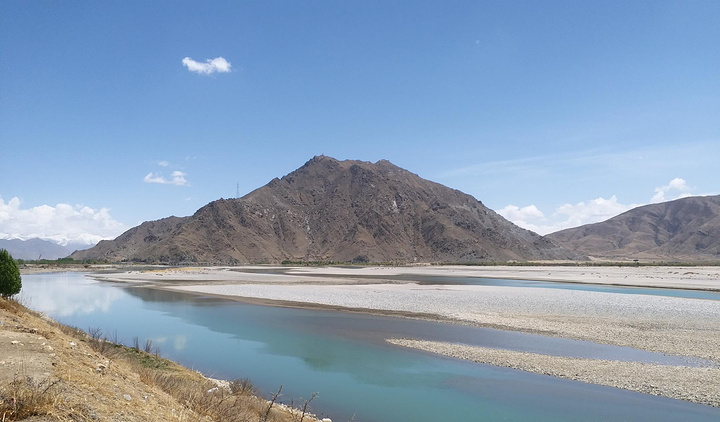 "雅鲁藏布江作为中国最长的高原河流，由西向东横贯西藏南部，绕过喜马拉雅山脉最东端的南迦巴瓦峰转向..._雅鲁藏布江"的评论图片