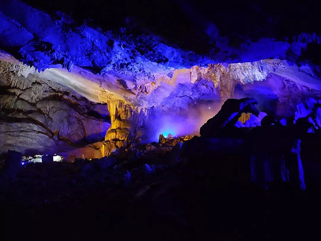 "这里是“中国地下最美丽的地方”，芙蓉洞全长2700米，游览道1860米，洞中造型奇特、温润如玉..._芙蓉洞"的评论图片