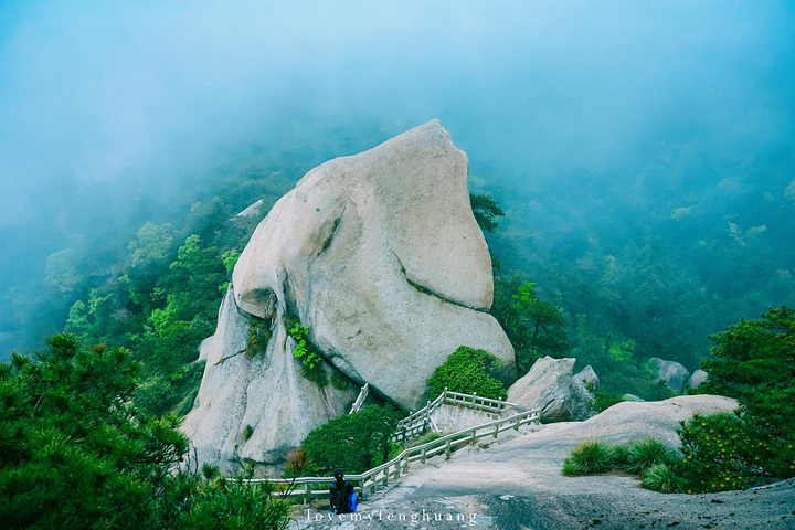 "...，这些远看似古堡魏立的天柱山岩石，在西关群峰垂直节理中非常发育，形成了横看成岭侧成峰的美丽景致_天柱山"的评论图片