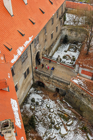 "攀着窄仄的楼梯上到塔顶，登高远眺，美景尽收眼底，果真不负世界上最美小镇的盛誉_克鲁姆洛夫城堡"的评论图片