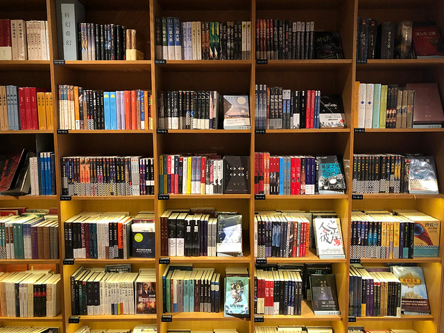 "周末去居然还有座位可以坐坐，这家书店的精华在于最里面的阅读区域，很梦幻，就是座位比较少，阅读的..._新华文创·光的空间(上海爱琴海购物中心店)"的评论图片